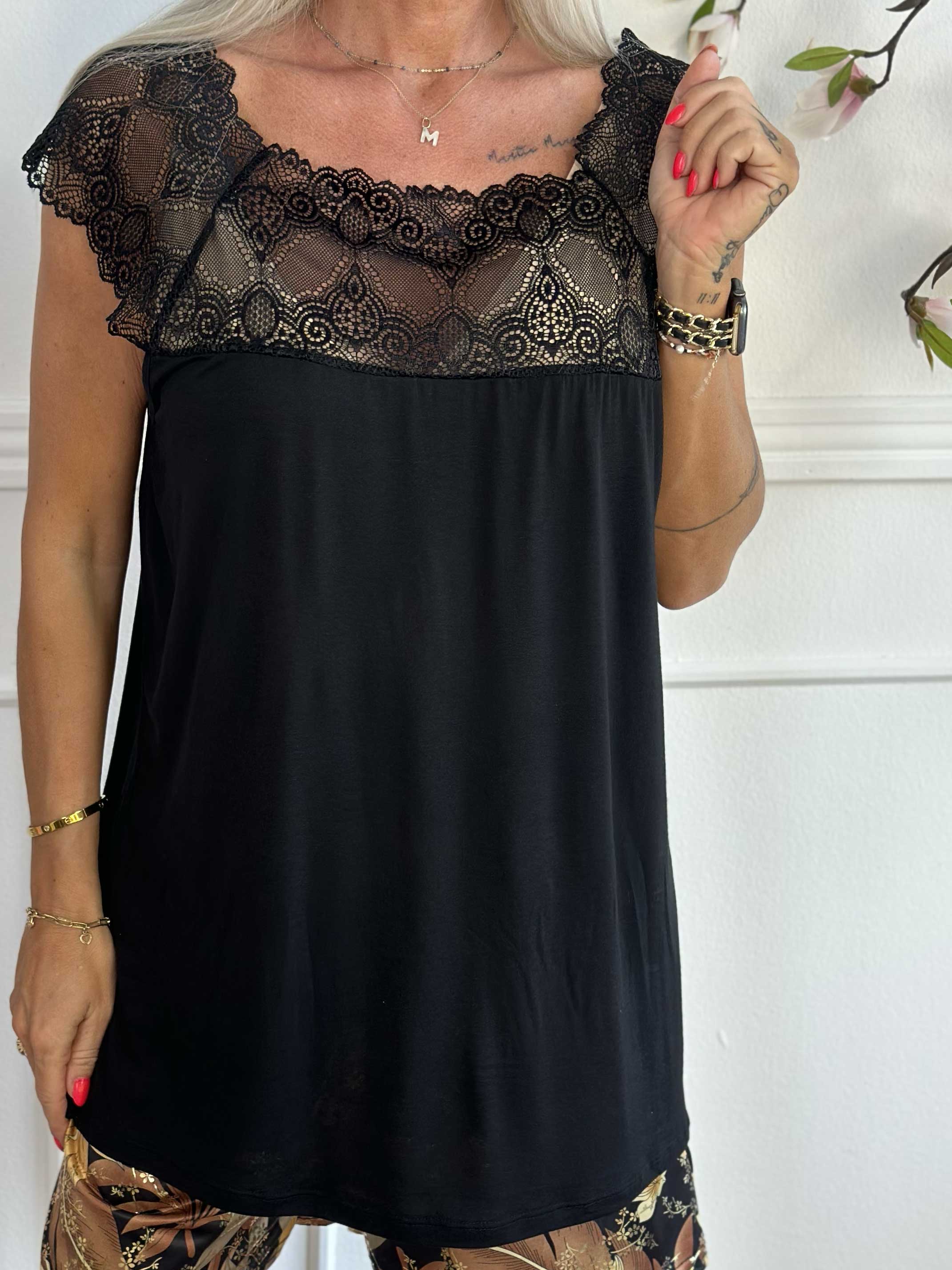 Amina - Sød top i viskose med blonde foroven